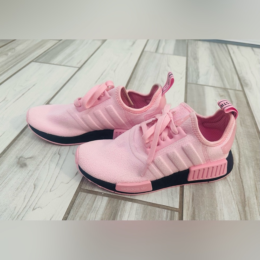 Adidas: Women’s NMD R1, DIE Weltmarke, Athletic Shoes, 6.5, Pink/Black